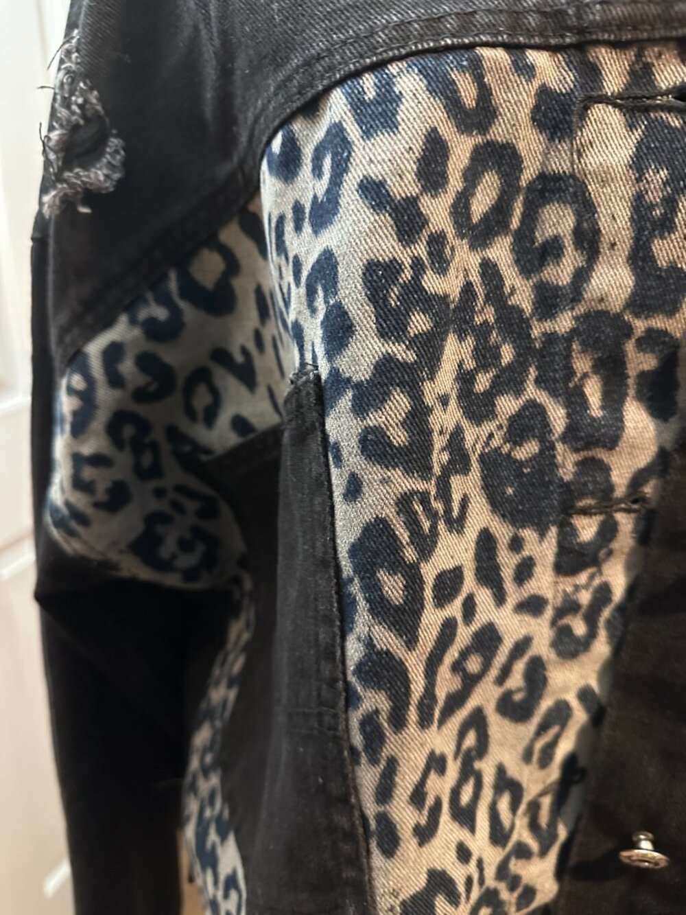 Cat Lovers Jacket. Black Leopard Print Denim Jean Jacket with Smoking Cat (XL) - Picture 7 of 12